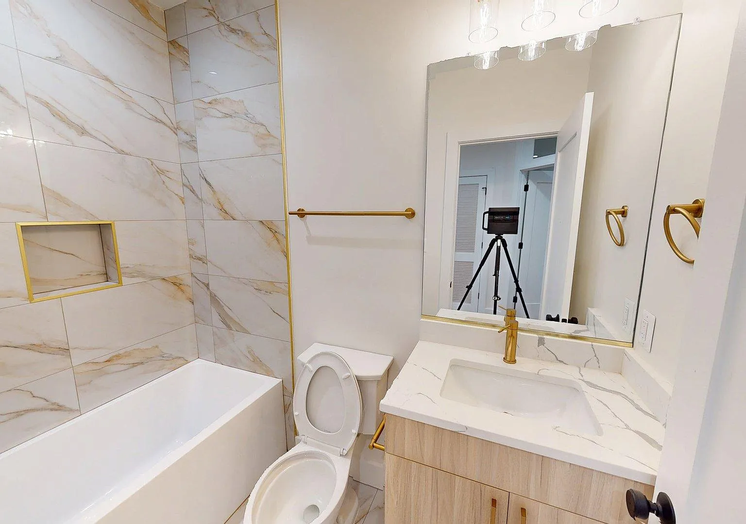2 bed, 850 sqft, $2,899 — Photo 3