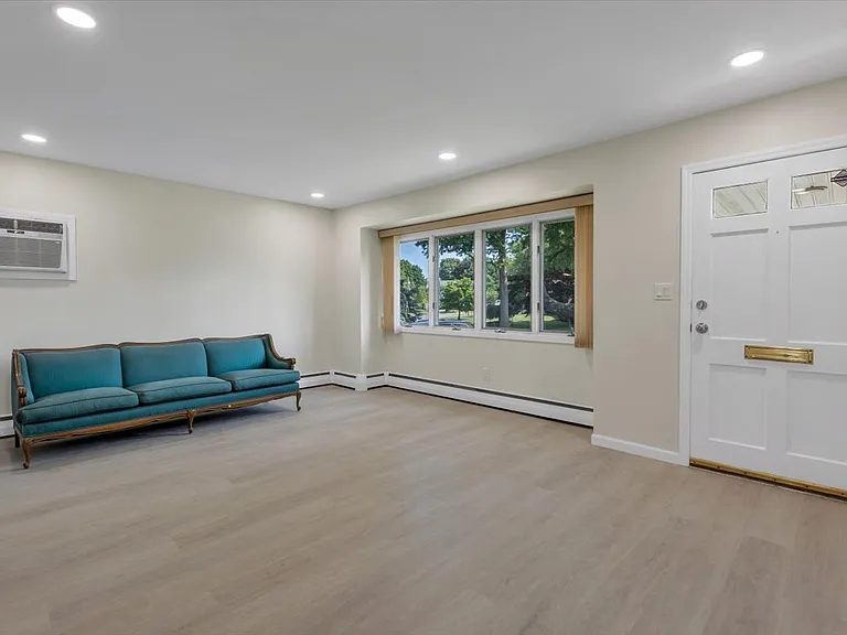 8 Fern Dr — Photo 4