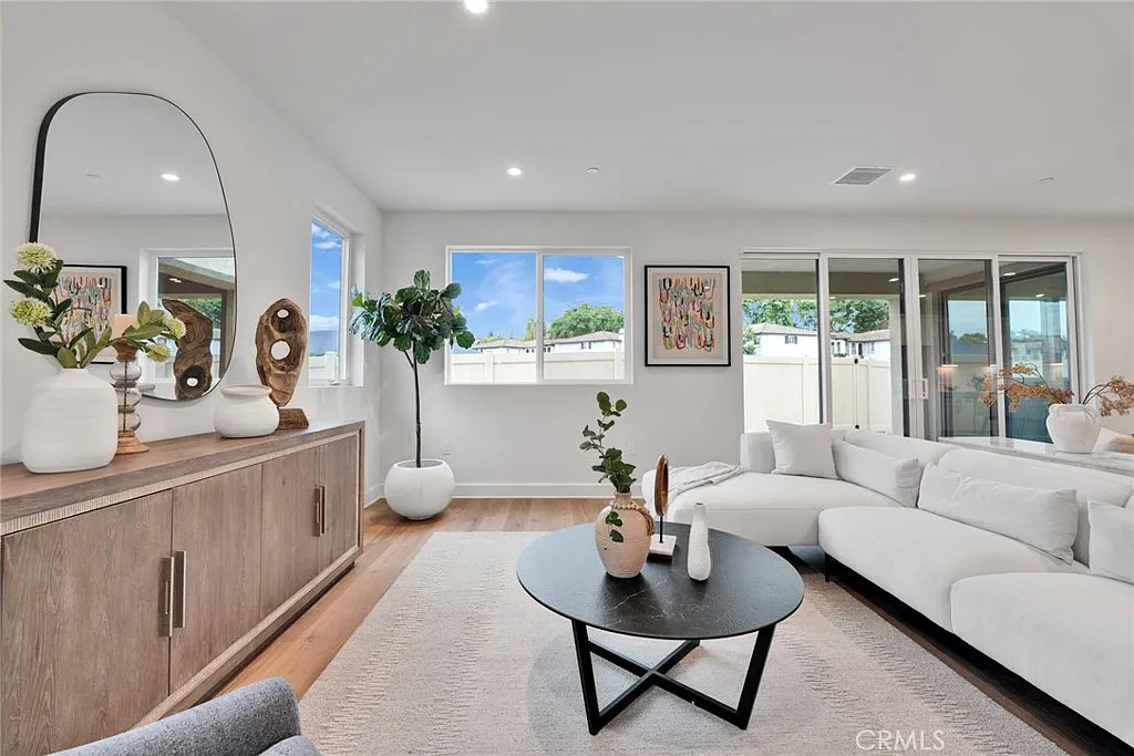 5 bed, 2989 sqft, $5,800 — Photo 2