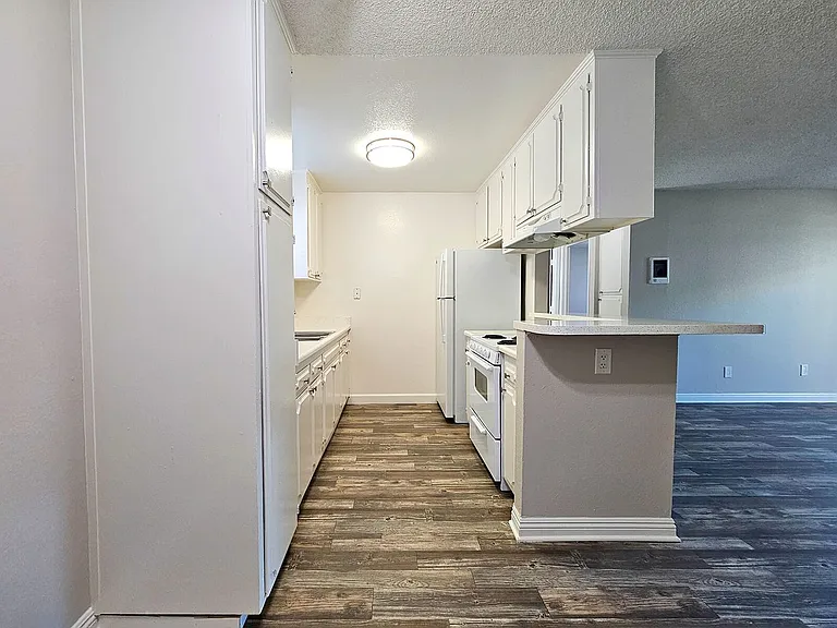 Sandalwood Apartments — Photo 26