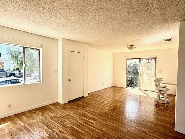 964 W 2nd St — Photo 2
