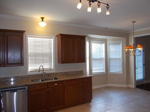 5th image of 105 Middleton Pl