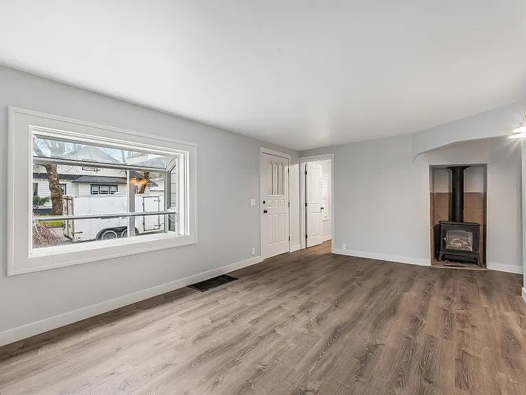 2022 E Front Ave — Photo 12