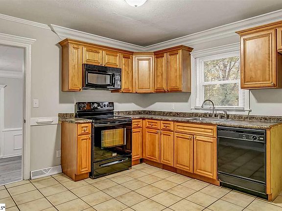 4th image of 200 Crosby Cir