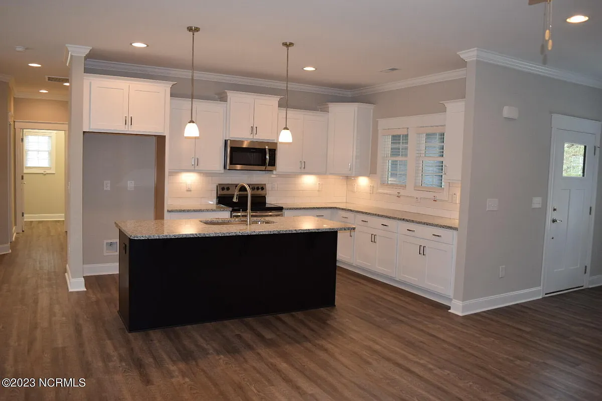 Building Photo - 829 Blue Bird Dr