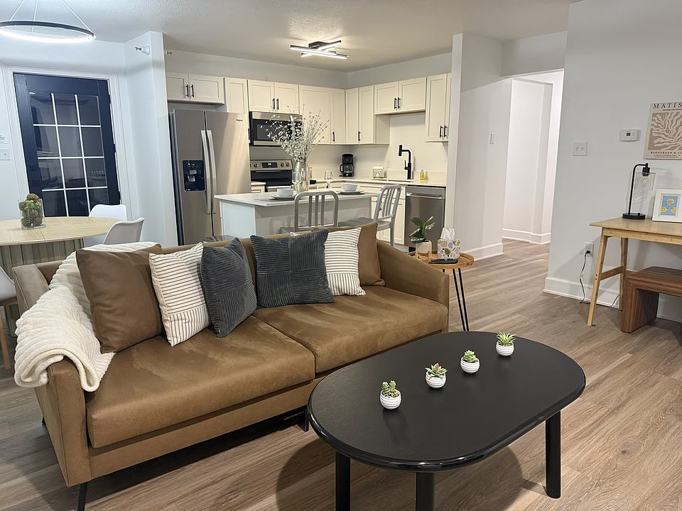 1st image of 209 W Jefferson St #7