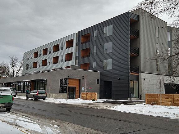 2nd image of 718 W Babcock St Unit 206