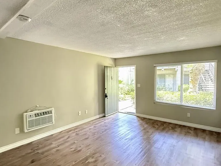 23732 Hillhurst Dr #73 — Photo 9
