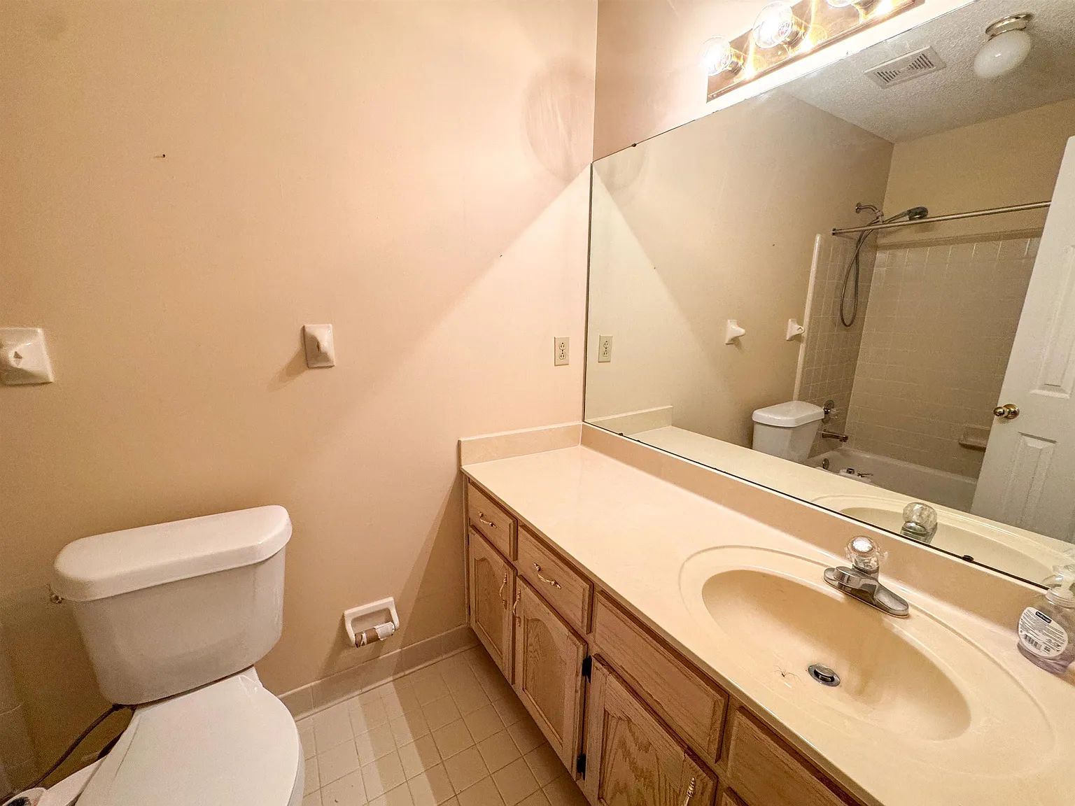 3 bed, 2.0 bath, 2151 sqft, $2,300 — Photo 2