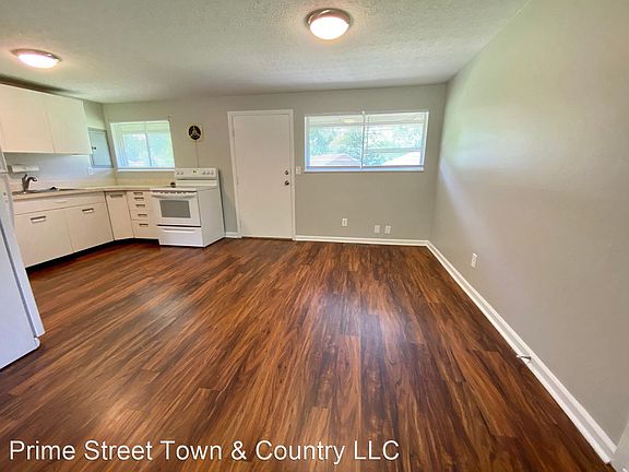 3rd image of 301 Primrose Ln