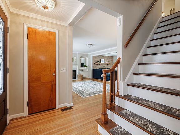 4th image of 24 Woodcrest Dr