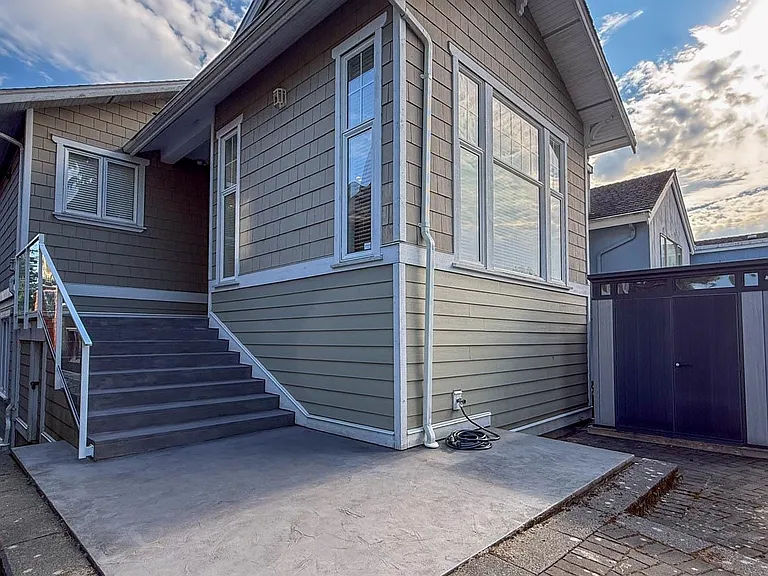 2307 Marine Dr — Photo 2