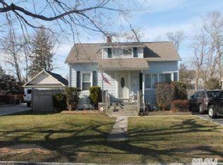 47 Oak St, Islip, NY 11751