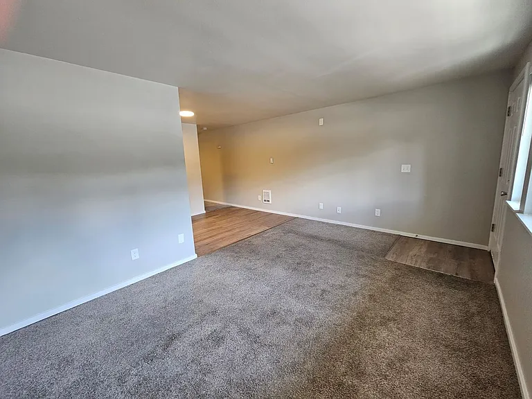Julee Apartments — Photo 6