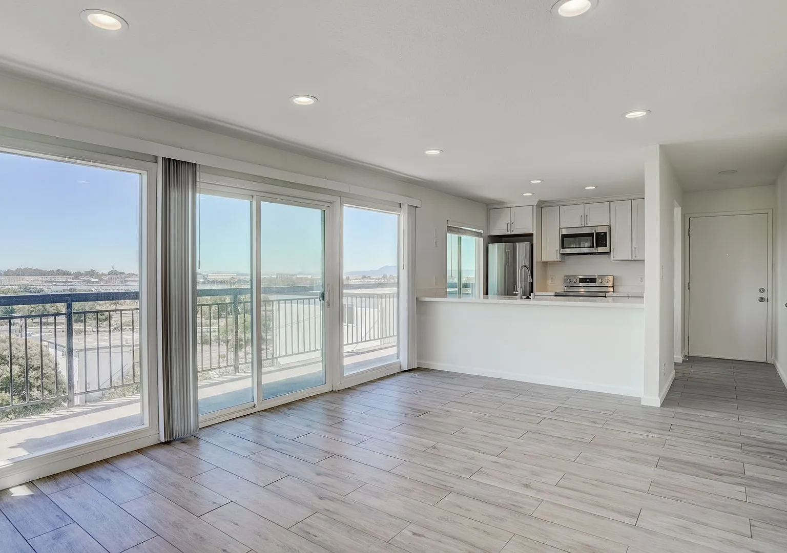 Edgewater Apartments — Photo 4