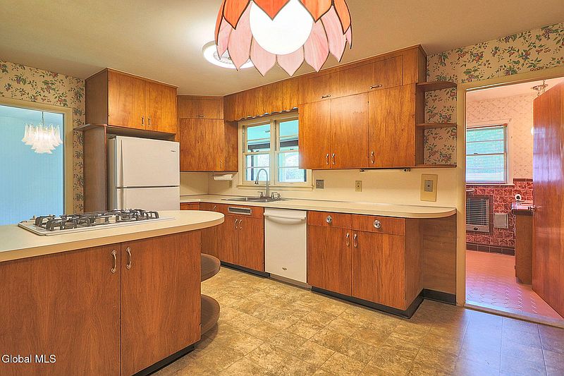 5th image of 1561 Belmont Avenue