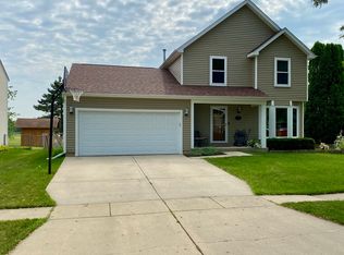 701 Bluejay Cir, Elk Grove Village, IL 60007