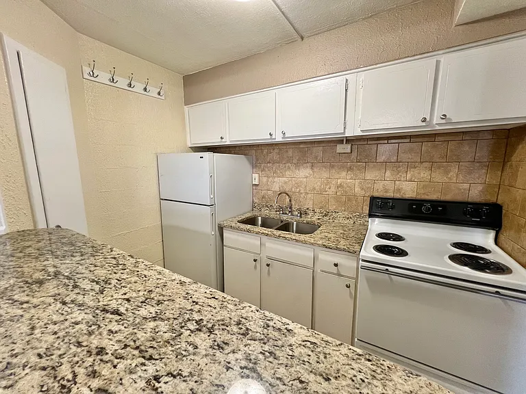 Heather House Apartments — Photo 39