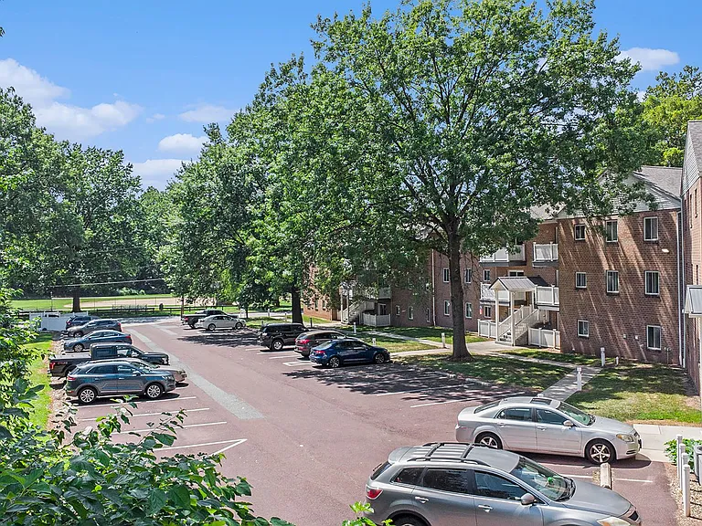 Maple Court Apartments — Photo 35