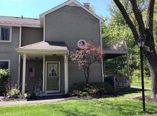 208 Burgoyne Dr, Halfmoon, NY 12065