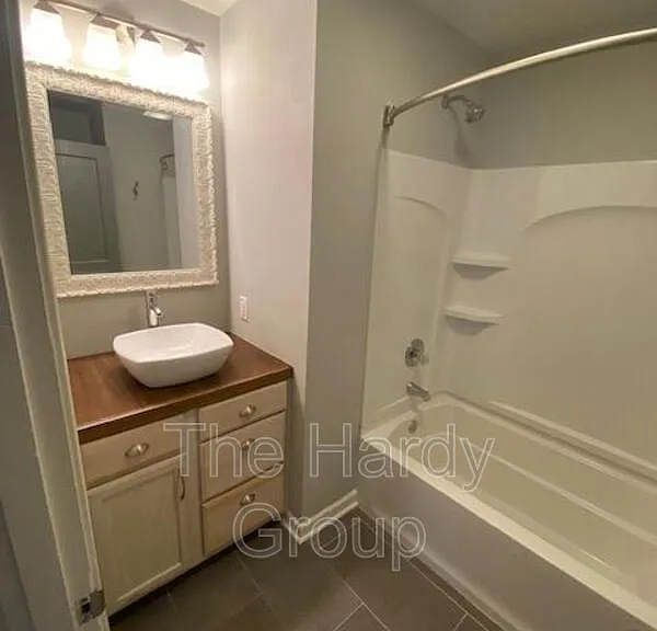 934 McKellar Dr — Photo 8