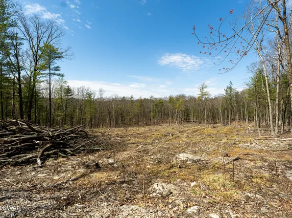 2 Beverly Dr, Lakeville, PA 18438