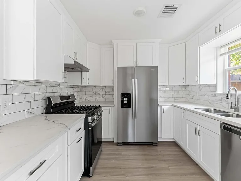 3923 Hickok Ln — Photo 3
