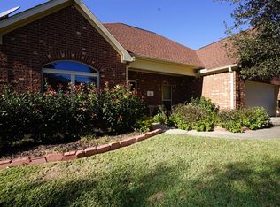 205 Village Dr, Sealy, TX 77474