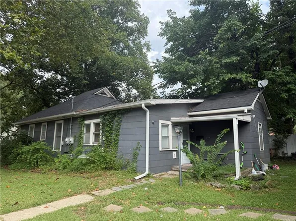 13011 8th St, Grandview, MO 64030