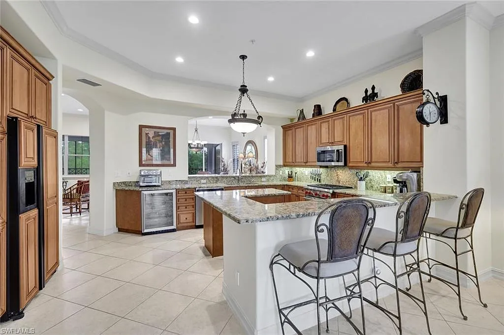 3 bed, 2.0 bath, 2508 sqft, $14,000 — Photo 4