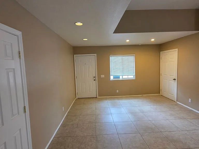 1442 W Valencia Dr — Photo 11