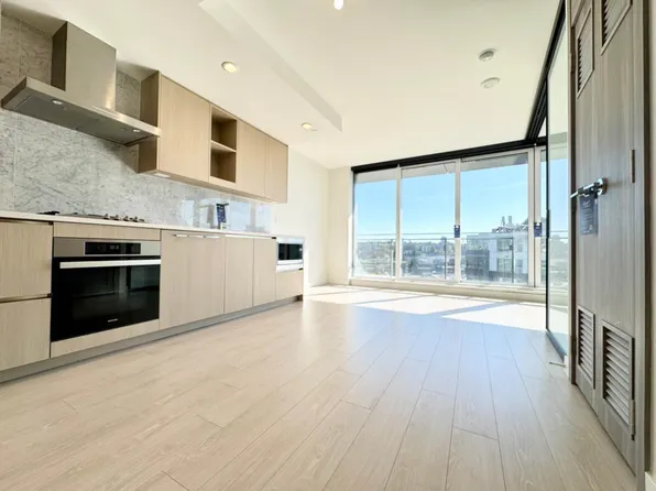 1768 Cook St #1318, Vancouver, BC V5Y 0N3