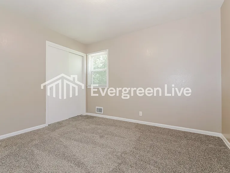 1124 E 84th Ter — Photo 12