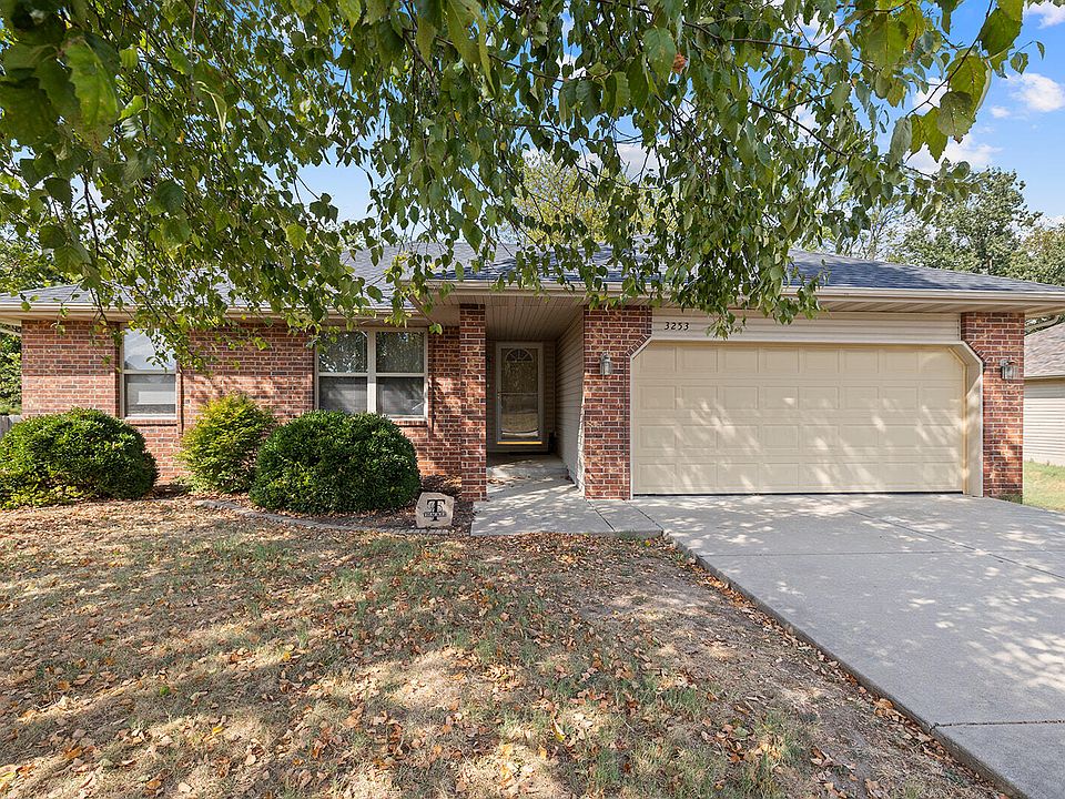 1st image of 3253 E Colonial Street