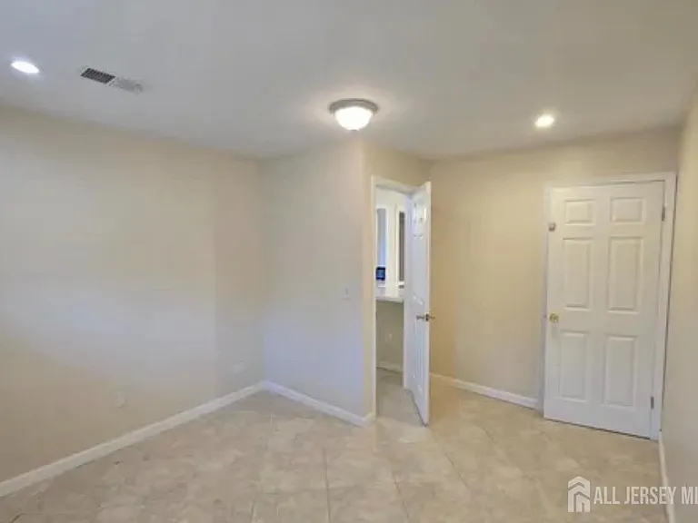 334 College Dr — Photo 7