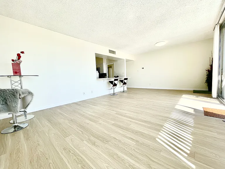 Occidental Towers Apartments — Photo 134