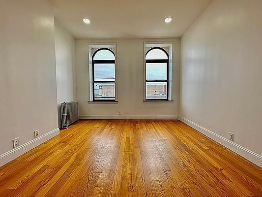 5th image of 154 Knickerbocker Ave APT 3R