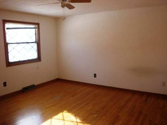 5th image of 564 University Ave