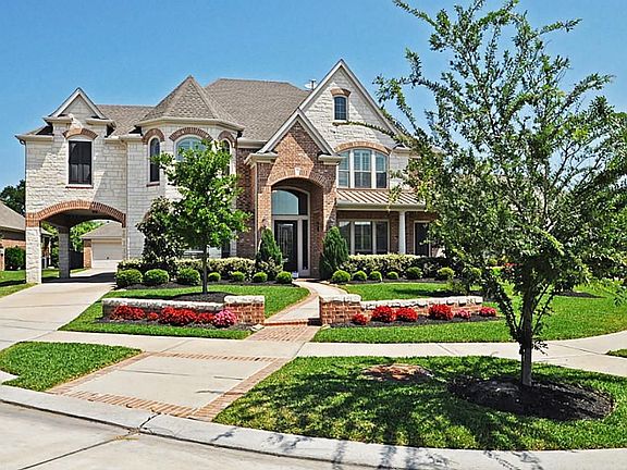 NIce view showcasing the nicely landscaped yard