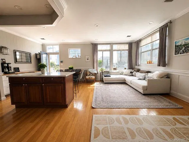 3 bed, 3.0 bath, 2000 sqft, $3,850 — Photo 2