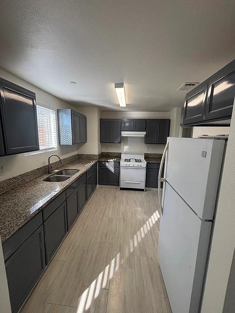 5 bed, 1753 sqft, $4,200 — Photo 4