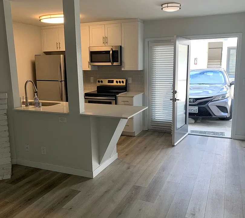 3958-3966 Riviera Drive - 3929-3931 Gresham Street