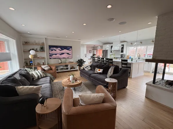 1010 Crabtree Ln, Des Plaines, IL 60016