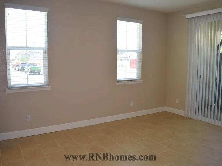 900 Lyon Pl — Photo 8