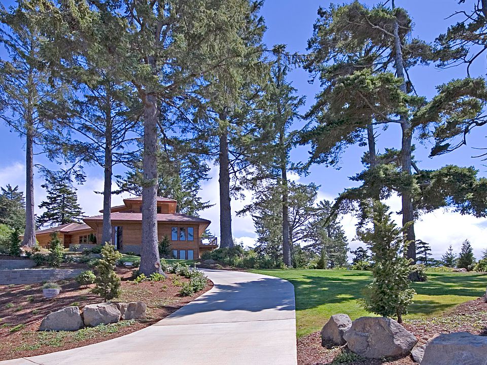 1st image of 835 NW Highland Cir