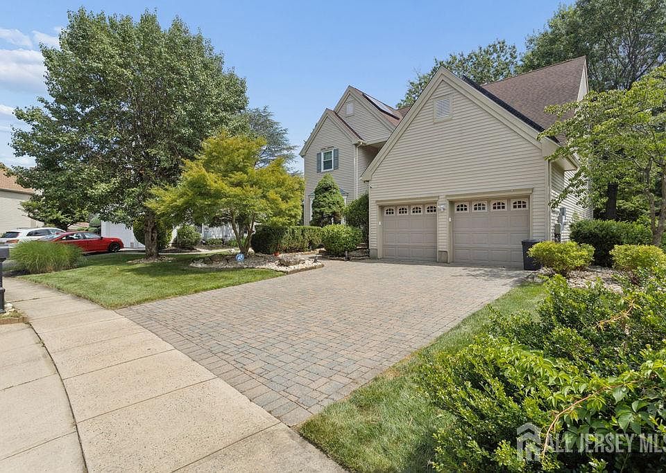 1st image of 30 Larkspur Dr