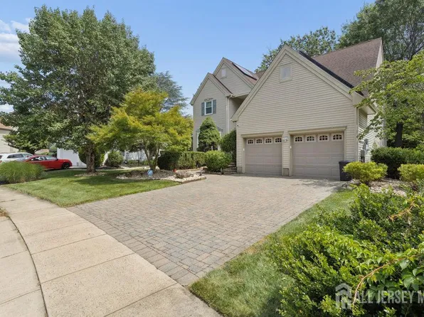 30 Larkspur Dr, Dayton, NJ 08810