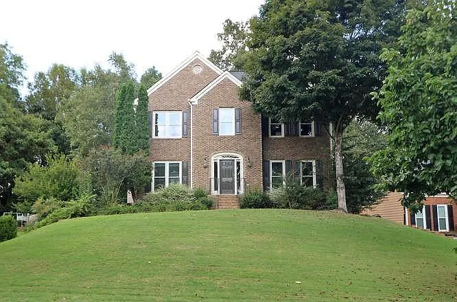 4 bed, 2.5 bath, 3400 sqft, $3,200 — Photo 2