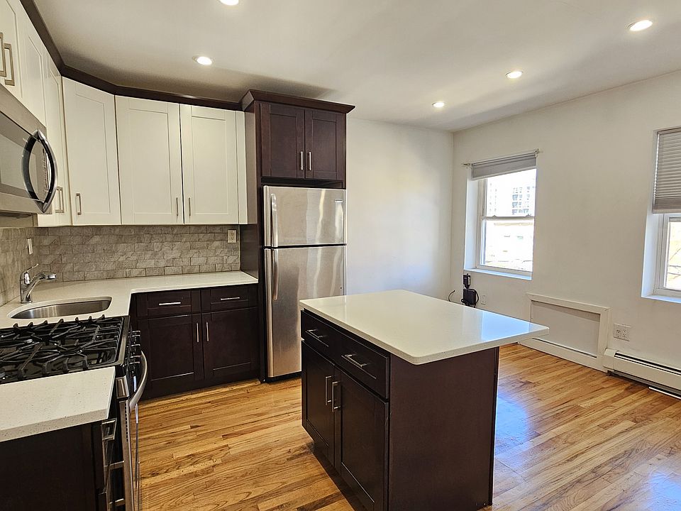 1st image of 452 Linwood St Floor 3