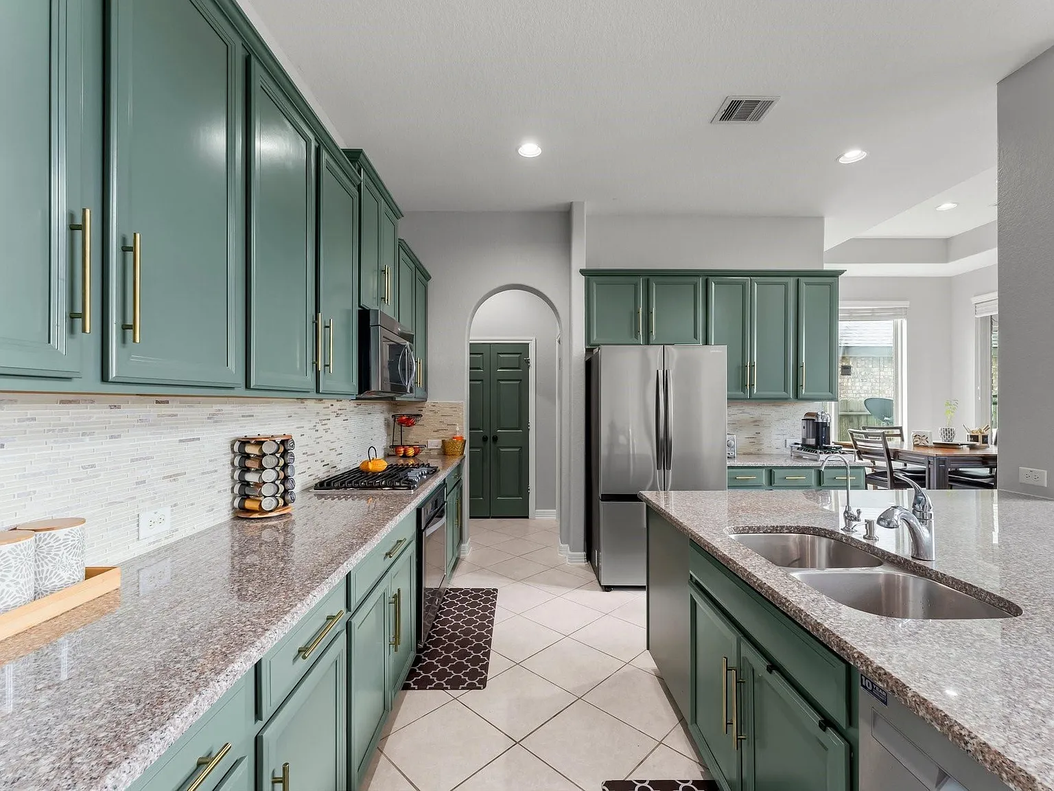 4 bed, 3.5 bath, 3590 sqft, $3,500 — Photo 3